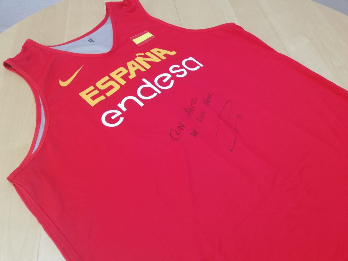 Una camiseta de España de Pau Gasol utilizada y firmada sale a subasta por la investigación