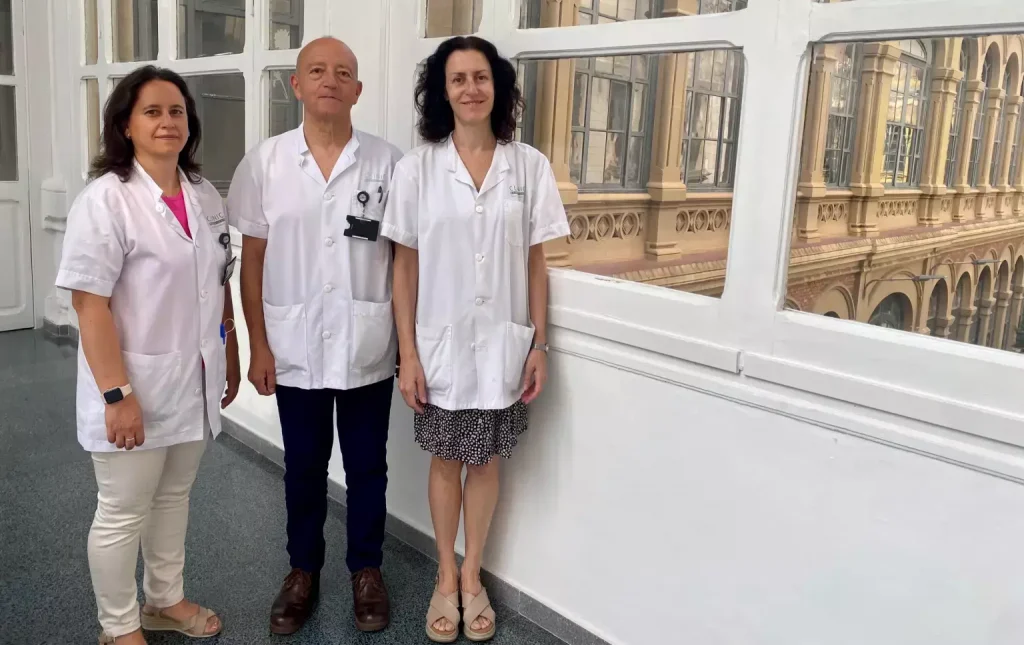 Sara Llufriu, Albert Saiz y Yolanda Blanco, investigadores de la Unidad de Neuroimmunología-Esclerosis Múltiple del hospital Clínic Barcelona.